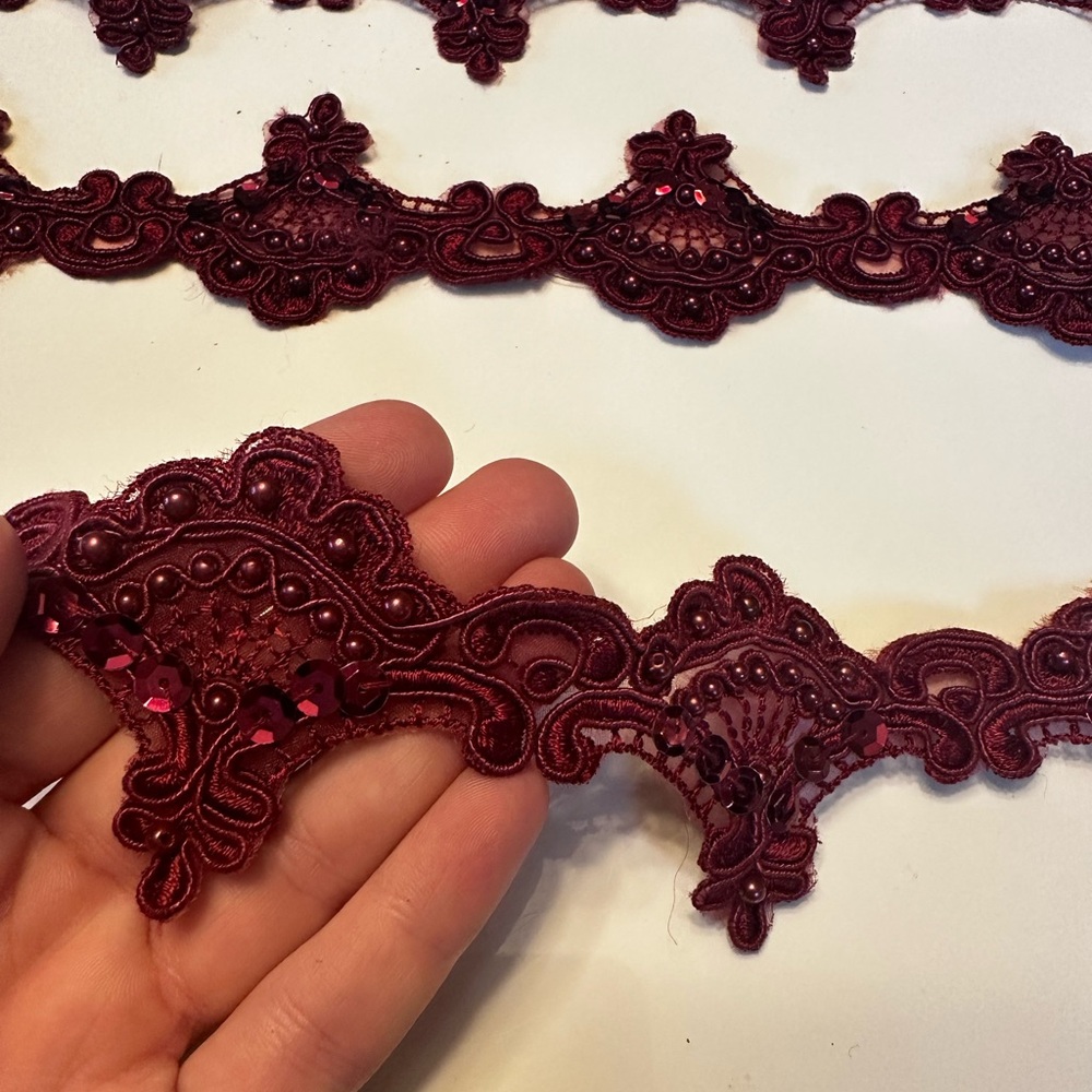 3 yards burgundy lace - Picture 3 of 5